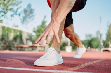 Spor sahası egzersizlerinde kaslı sporcular.