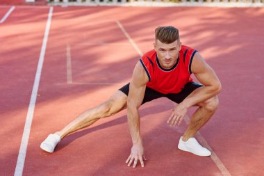 Spor salonunda egzersiz yapan atletik bir adam.