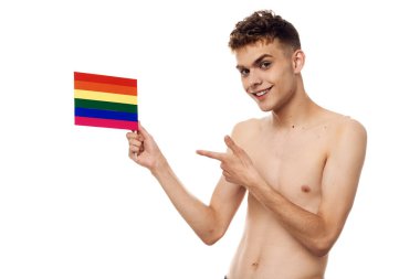 Üstsüz lgbt topluluğunun transseksüel ışıklı arka planı olan bir adam.
