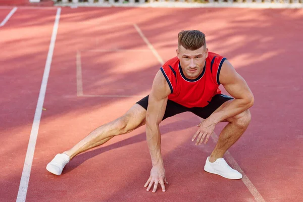 Spor salonunda egzersiz yapan atletik bir adam.