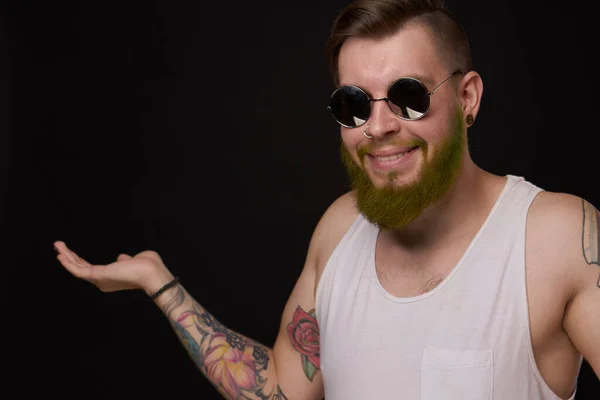 Cheerful bearded man in white t-shirt sunglasses posing — Stock Photo, Image