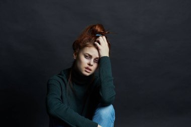 Yüzünde morluklar olan kadın aile içi şiddet sorunları yaşıyor.