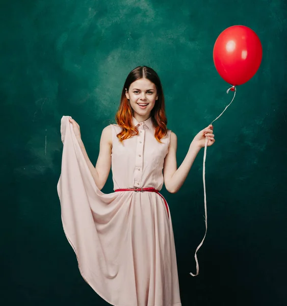 Bonita mujer en vestido rojo globo cumpleaños verde fondo —  Fotos de Stock