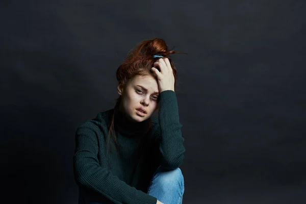 Žena s modřinami na obličeji problémy domácí násilí emoce — Stock fotografie