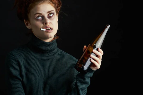 Жінка з пляшкою алкогольних синців під очима змінює депресію темного фону — стокове фото