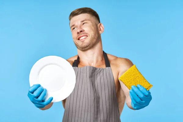 Pumped up man with dishes washing cleaning housework — Stock Photo, Image