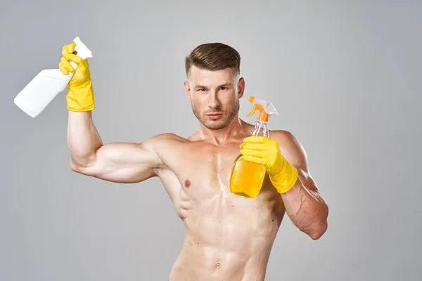 Mężczyzna z pompowane muskularne ciała detergent gumowe rękawice serwisowe — Zdjęcie stockowe