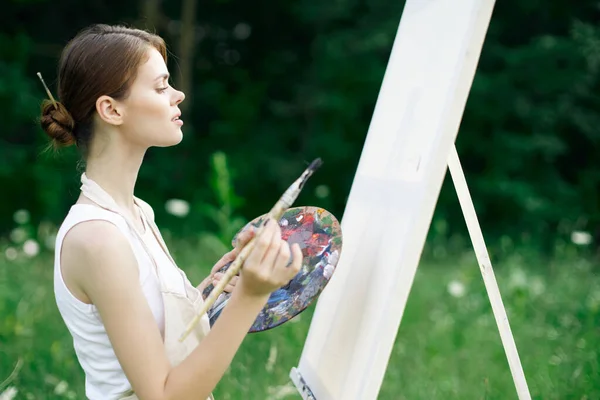 Nő művész természet festékek paletta állvány kreatív táj — Stock Fotó