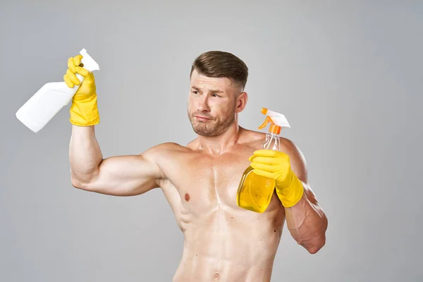 Muž s napumpovaným svalové tělo prací gumové rukavice — Stock fotografie