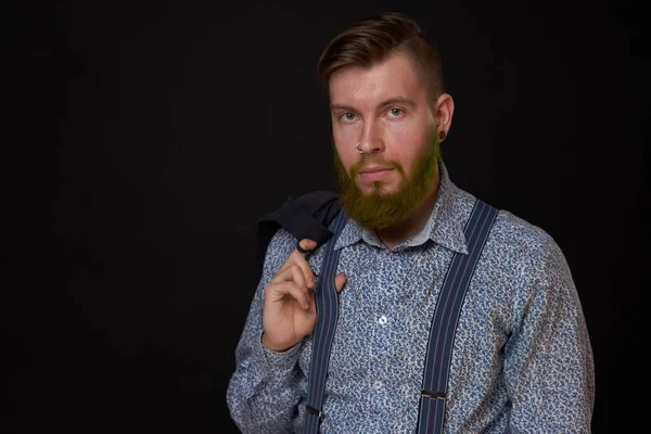 Επιχειρηματίας με πουκάμισο με σακάκι πάνω από τους ώμους του ποζάροντας αυτοπεποίθηση — Φωτογραφία Αρχείου