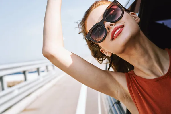 Fröhliche Frau blickt aus dem Autofenster Ausflug Abenteuer Lebensstil — Stockfoto