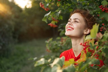Gülümseyen kadın kırmızı dudaklar doğaya taze hava verir yaz mevsimi