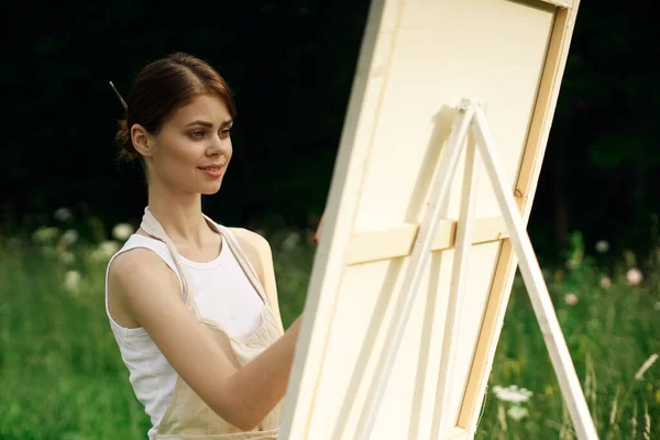 Žena umělec maluje obraz v blízkosti stojan venku krajina tvůrčí — Stock fotografie