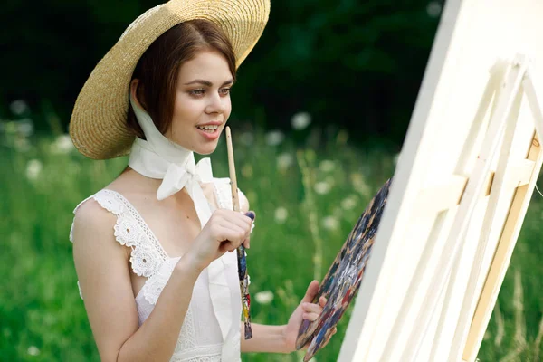 Γυναίκα καλλιτέχνης άποψη με παλέτα χρωμάτων σχεδιάζει μια εικόνα στη φύση — Φωτογραφία Αρχείου