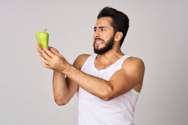 Sakallı adam yeşil biber sağlıklı yiyecek duyguları