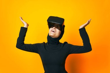 Siyah tesettürlü neşeli kadın. Stüdyo hayatı tarzında duygular.