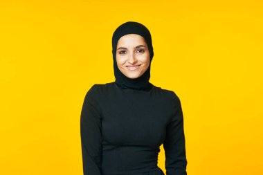 Neşeli kadın, mutluluk, moda, el hareketi, sarı arka plan.