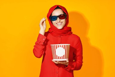 Kırmızı tesettürlü kadın. Sanal gerçeklik filmi. Moda filmi.