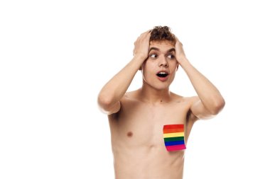 Üstsüz lgbt topluluğunun transseksüel ışıklı arka planı olan bir adam.