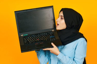 Siyah tesettürlü kadın. Teknoloji pozu veren internet izole edilmiş arka plan.