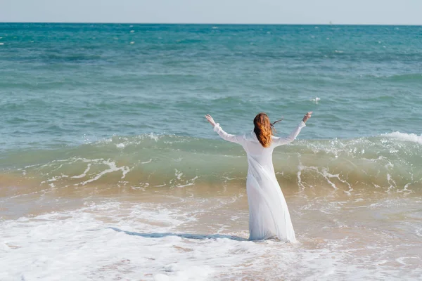 Schöne Frau weißes Kleid Spaziergang Strand Freiheit Frische Luft — Stockfoto