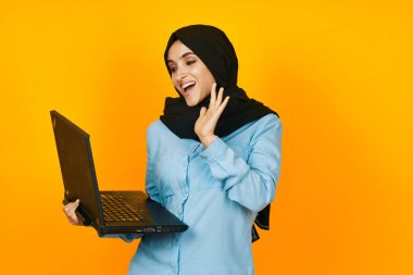 Arap kadın dizüstü bilgisayar teknolojisi. İnternet izole edilmiş arka plan.