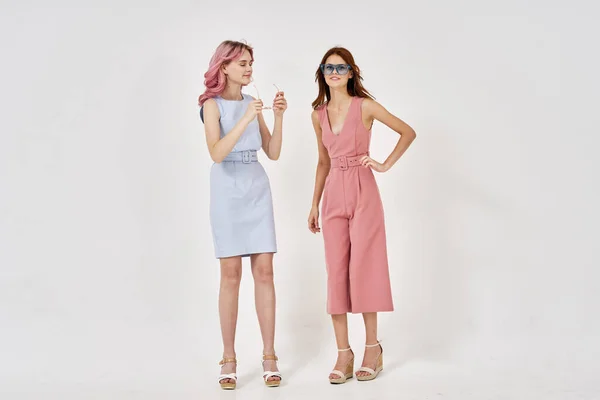 유행하는 옷을 입고 모델 장식을 하는 두 여자 — 스톡 사진