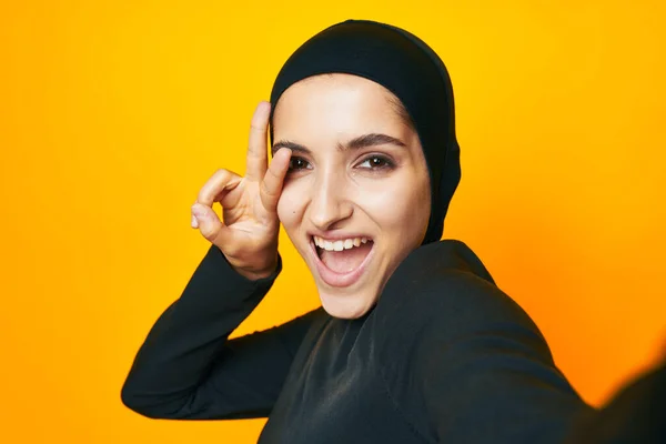 Arab女人快乐的种族模型摆出情感工作室的生活方式 — 图库照片