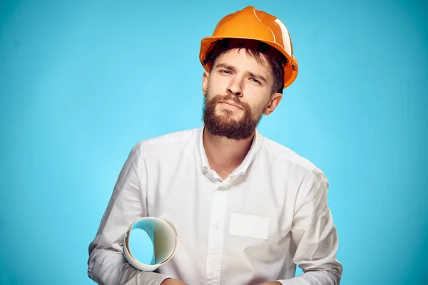 Uomo in casco arancione ingegnere edile professionista di lavoro — Foto Stock