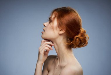 Güzel bir kadın moda cazibesine sahip kızıl saç stüdyosu