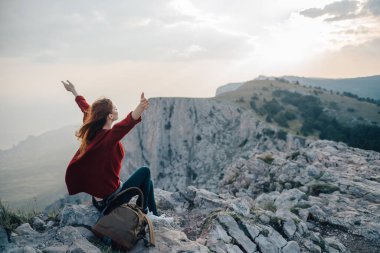 Yürüyüş yapan kadın dağlarda dolaşır. Özgürlüğü taşır.