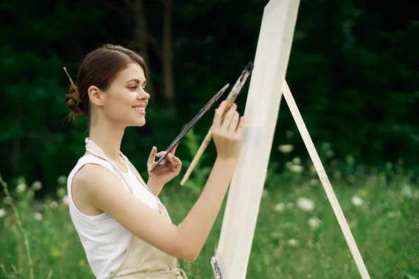 Žena venku malovat obrázek krajina hobby tvůrčí — Stock fotografie