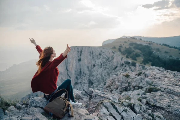 Mulher caminhante montanhas viajar pedras liberdade estilo de vida ar fresco — Fotografia de Stock