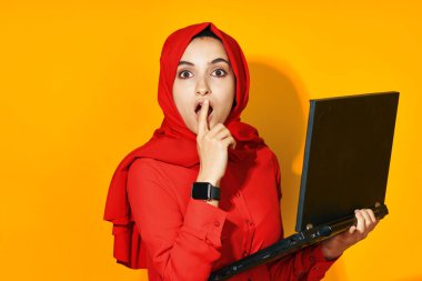 Neşeli kadın dizüstü bilgisayar teknolojisi pozu İnternet sarı arka plan