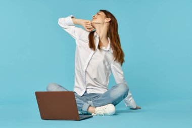 Dizüstü bilgisayarı olan kadın internet eğitimi mavi arka plan
