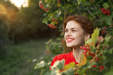 Gülümseyen kadın kırmızı dudaklar doğaya taze hava verir yaz mevsimi