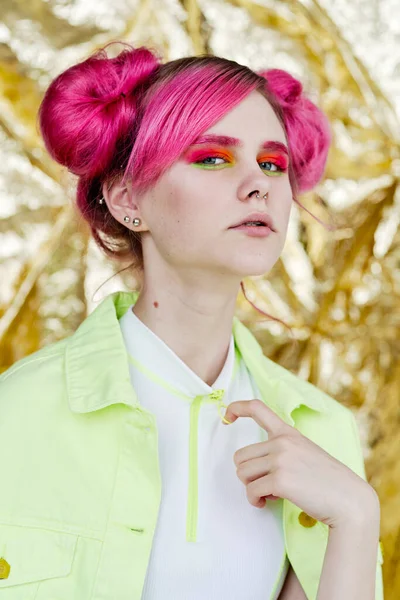 Красивая женщина розовые волосы яркий макияж золотой фон — стоковое фото