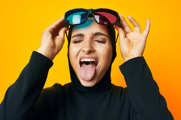 Mooie vrouw 3D bril entertainment emoties geïsoleerde achtergrond — Stockfoto