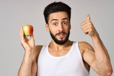 Sakallı adam taze meyve elması vitaminleri izole edilmiş arka plan