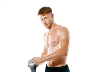 Şişirilmiş vücutlu bir sporcu şişeden içer.