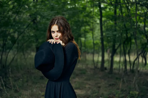 Siyah şapkalı, gotik cadı kostümlü bir kadın. — Stok fotoğraf