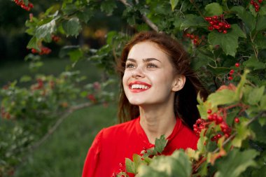 Gülümseyen kadın kırmızı dudaklar doğaya taze hava verir yaz mevsimi