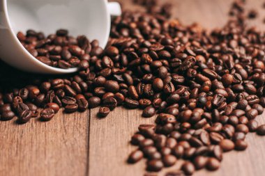 Kahve çekirdekleri yukardan taze demlenmiş içecek manzarası