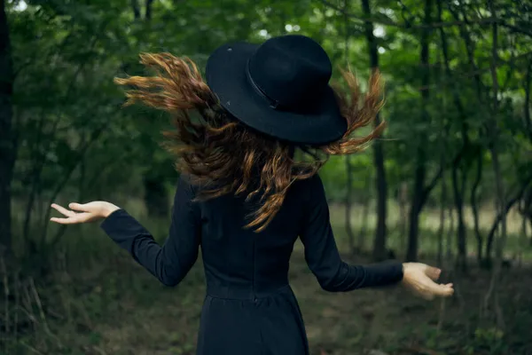 Donna allegra strega nella foresta posa fantasia — Foto Stock