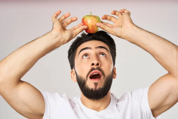 Man met baard in wit t-shirt appels met gezonde voeding — Stockfoto