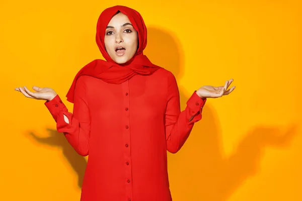 Arabski kobieta atrakcyjne oczy zabawy gest ręce żółty tło — Zdjęcie stockowe
