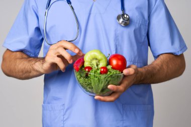 doğum sakallı erkek doktor tabağı sebzeli sağlıklı besin tedavisi kalorileri