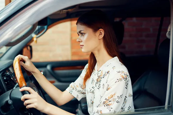 빨간 머리의 귀여운 여자가 운전하는 자동차 라이프 스타일 여행 — 스톡 사진