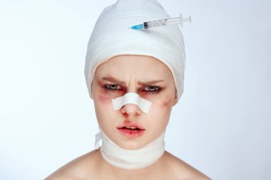 Yüzü morarmış bir kadının portresi. Tedavi sırasında yaralanmış.