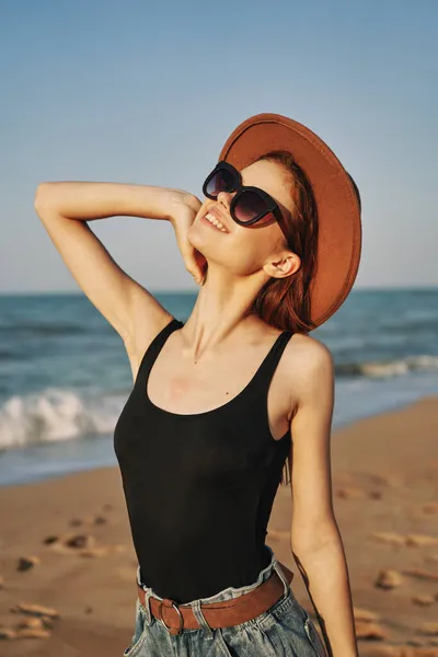 Hübsche Frau mit Hut und Sonnenbrille auf der Strandpromenade Sonne — Stockfoto